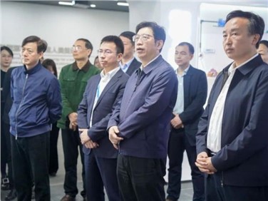 湖南省政協黨組成員、秘書長鄧群策帶隊考察調研中偉寧鄉產業基地